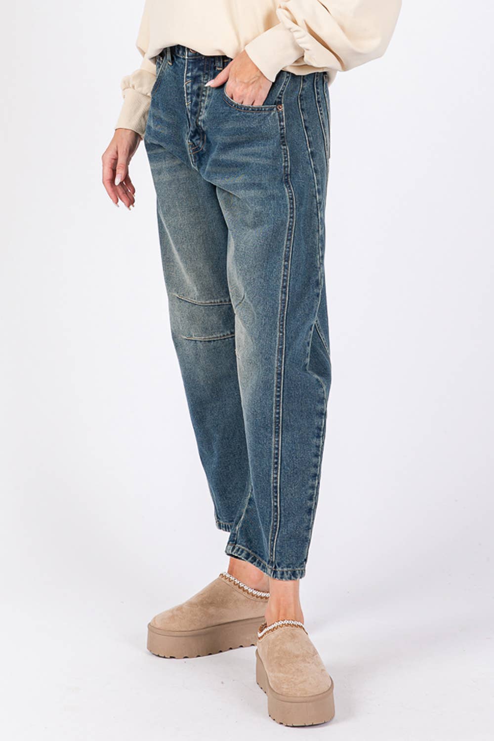 CLASSIC BARREL STYLE LEGS JEANS